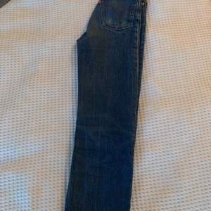 ❗️SÅLDA❗️Mörkblå ribcage straight ankle jeans i storlek 23 från Levi’s. Köpte dem för 1200kr. Har använts ett par gånger och har tvättats. De är i bra skick. Priset kan alltid diskuteras:) Köparen står för frakten.