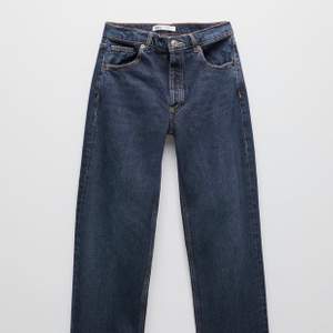 Säljer ett par helt nya slutsålda jeans ifrånn zara då jag köpte 2 par. Dom sitter sjukt snyggt på och är långa i benen. Jag har storlek 38 men skulle säga att dom här funkar på en 36a oxå☺️ buda privat!! frakt tillkommer💕 