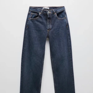 Zara Jeans strl 38 - Säljer ett par helt nya slutsålda jeans ifrånn zara då jag köpte 2 par. Dom sitter sjukt snyggt på och är långa i benen. Jag har storlek 38 men skulle säga att dom här funkar på en 36a oxå☺️ buda privat!! frakt tillkommer💕 