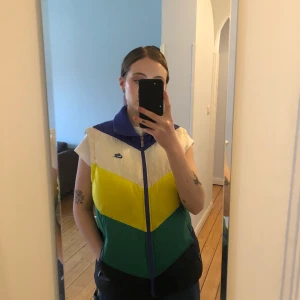 Nike väst  - Skit snygg väst ifrån nike, köpte den i london för 2 år sen. Den är multicolored me dragkedja 