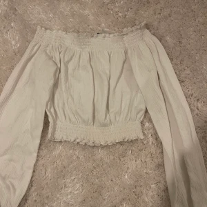 Söt vit sommar topp 🌸 - Kroppad topp med indragen midja och man har den tvärs över armarna 🌸 