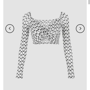Wavy print mesh top - Säljer denna superfina tröjan från cider! Säljer då den inte riktigt passar mig, är vanligtvis M och beställde i L, men den är fortfarande ganska liten i storlek. Skulle säga att den passar S/M. Aldrig använd, köpare står för frakt ✨✨