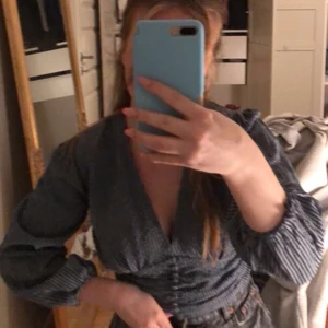 Söt topp - Jättefin blå topp, från zara, fint skick, lagom kort, är en 34 men passar 36 oxå, köpare står för frakt!🥰