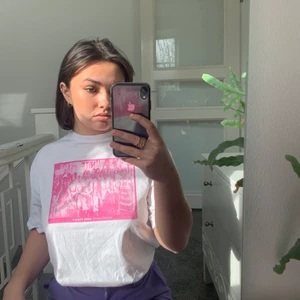 T-Shirt med tryck - En oversized vit t-shirt med ett rosa tryck. Storlek S men är oversized och perfekt att stoppa innanför byxlinjen. Ärmarna är också lite längre vilket jag tycker är supersnyggt!
