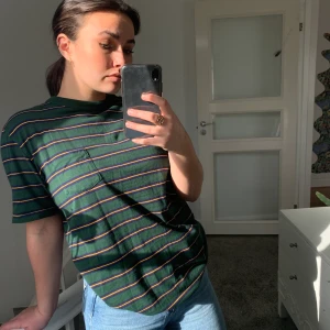 Superskön randig tröja  - Säljer denna supersköna tröja från en pop up store i Malmö. Det är en storlek L men den passar S som bäst och skulle sitta åt det tajtare hållet på en M