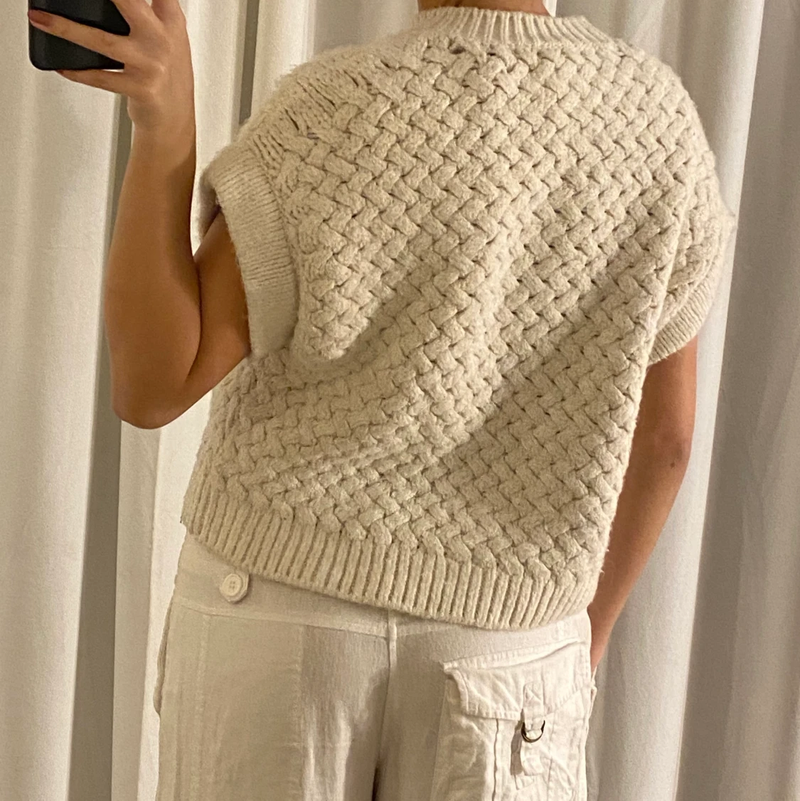 Fin stickad beige/vit väst - 90