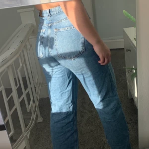 NA-KD Mom jeans - Säljer ett par snygga och sköna jeans från NA-KD. 