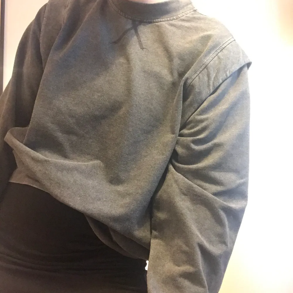 Mörkgrå sweatshirt i storlek 36 med trendig design vid axlarna, pris kan alltid diskuteras💞skriv till mig innan ni klickar på köp nu . Tröjor & Koftor.