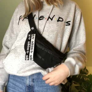 Adidas midjeväska - ❣️säljer även hoodien så titta min profil ❣️ svart vattentät midjeväska ifrån adidas. Sjukt snygg och lätt att stylea💙 Titta in mina andra annonser då jag ger paketpris och rabatt vid köp av flera plagg 💕
