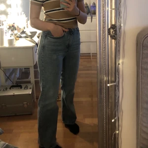 Kaori blue jeans  - Kaori blue jeans från Monki. Helt nya och aldrig använda  med lappen kvar. Glömde lämna tillbaks de. Storlek 29. Nypris 400kr, mitt pris 300kr. Kan mötas i Stockholm om man inte vill betala frakt :)