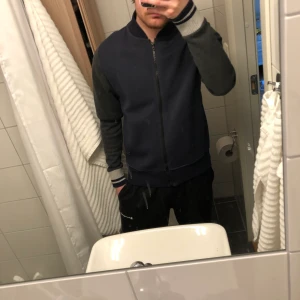 Marinblå Tommy Hilfiger jacka - Marinblå Tommy Hilfiger jacka med dragkedja. Använd en gång, så jackan är i väldigt bra skick. Vintage style.