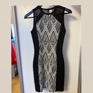 Festlig klänning.  - En jättesnygg figursydd festlig klänning från h&m i storlek 34. 