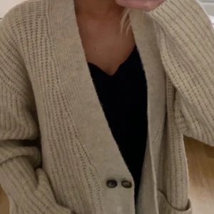 Ny kofta från Zara - Jätte mysig och skön kofta från Zara. Helt ny med prislapp kvar. Köpt för 399kr. 