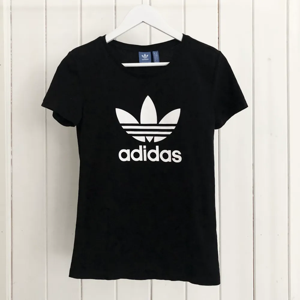 T-shirt från Adidas i bra skick, inga tecken på användning. Skriv vid intresse och betalning sker via Swish💜. T-shirts.