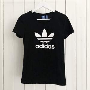 T-shirt från Adidas i bra skick, inga tecken på användning. Skriv vid intresse och betalning sker via Swish💜