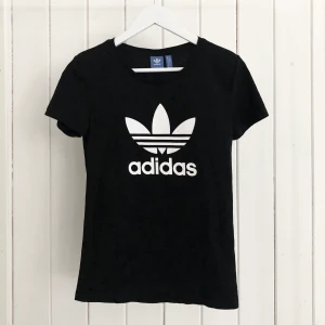 T-shirt  - T-shirt från Adidas i bra skick, inga tecken på användning. Skriv vid intresse och betalning sker via Swish💜