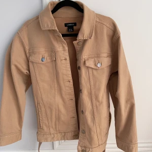 Jeansjacka  - Storlek xs men passar mig som är M också!