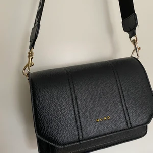 Väska  - Axelremsväska från NAKD. Används inte av mig längre där av säljer jag den. Köpte den för 399kr. Köparen står för frakt 📦 