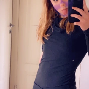 Långarmad stickad klänning - Jättefint skick, men köpte fel storlek. 