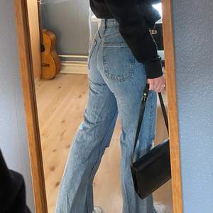 Nu säljer jag dessa riktigt snygga och trendiga jeans med slitningar från ZARA. De är i stl 32 och längden passar bra på mig som är 159/160 lång. Använda fåtal gånger. Ursprungspris 399:- och säljes för 199:- + frakt.