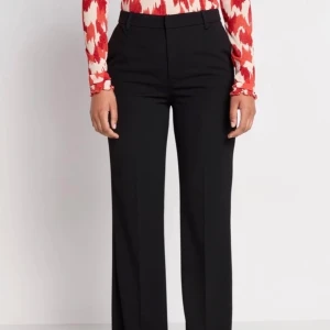 Kostymbyxor - Raka mörkgröna kostymbyxor från Lindex. Kan skicka men köparen står för frakt🖤