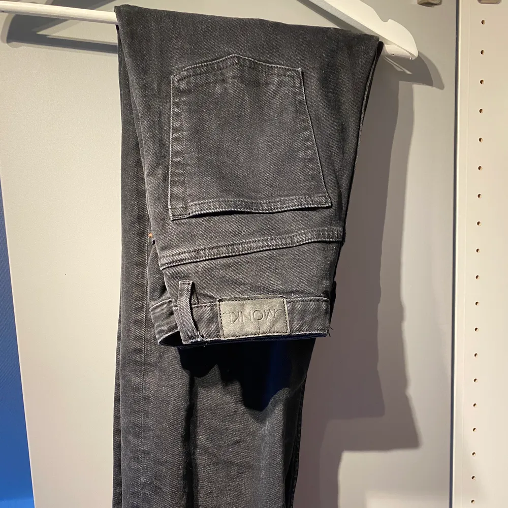 Svarta monki jeans med straight leg. De är högmidjade och går till där skon börjar för mig som är 163. Köpta för 400kr . Jeans & Byxor.