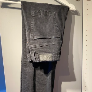 Monki Jeans - Svarta monki jeans med straight leg. De är högmidjade och går till där skon börjar för mig som är 163. Köpta för 400kr 