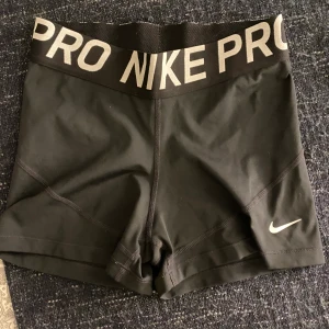 nikeshorts - strl M, köp för 100 kr + frakt eller buda