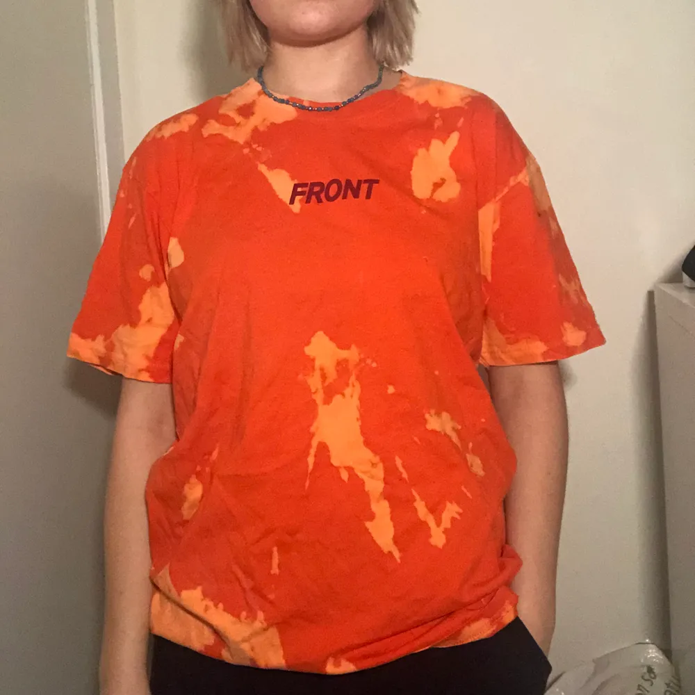 Orange oversized t-shirt med tryck på bröstet och på ryggen. Hand blekt den. Skulle säga att storleken är med XL. T-shirts.