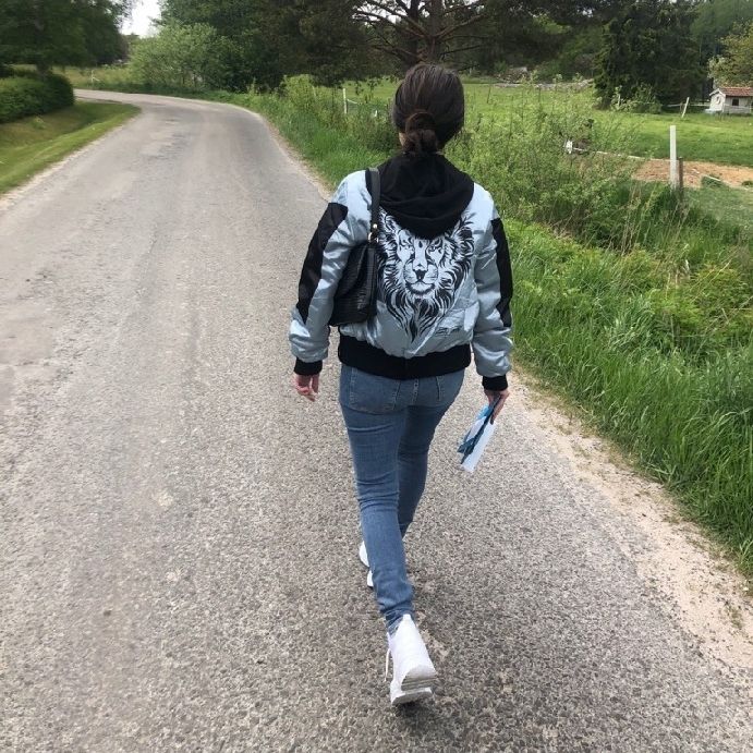 Slutsåld jacka från Elly Pistol med tillhörande bälte med gulddetaljer💙Fint skick💙 Nypris: 1299:- så skynda fynda på denna!⚡Bild 1o2 från hemsidan! Modellen bär också XS-samma storlek som jag säljer, och på bild 3 ser du jackan på mig-där bär jag en svart hoodie under och utan bältet då det är avtagbart👍FRI FRAKT vid köp SENAST:12:e Mars. Jackor.