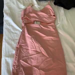 Klänningar  - Den råsa kostar 50kr storlek S  ,ljus blå med glitter kostar 500 kr  för att den är från Spanien Max 300kr storlek 152 12 åring . Blå med vit kostar 200kr Max 100 kr storlek xs 