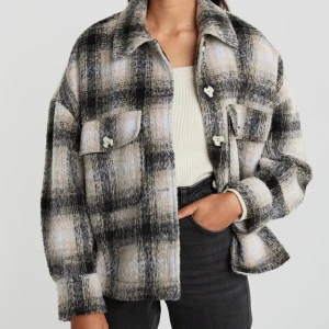 Jacka /shirt jacket  - Säljer den här jackan fast i en annan färg (SE BILD 2 och 3)❤️ Den heter Naya shirt jacket. I storlek S 🖤 Säljer även samma jacka fast lång modell (se separat annons). 250kr