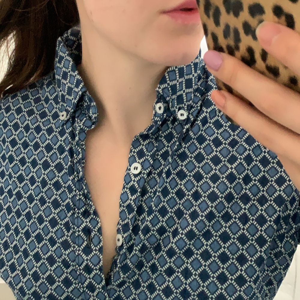 Köpt denna ursnygga skjortan secondhand använder tyvärr inte blått så mycket och hoppas därav att någon annan kommer få bättre användning av den. Köparen står för frakten 🦋. Skjortor.