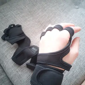 Black gloves. Perfect for lifting weights! New. Size S-M. 