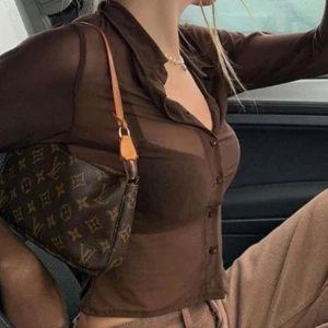 Brun mesh skjorta  - Ser ut exakt som bilden, aldrig använd. Bud börjar på 70kr. Kom priv för mer bilder eller va som💞 höj med 10kr på buden i kommentarerna (högsta bud just nu: 100kr)