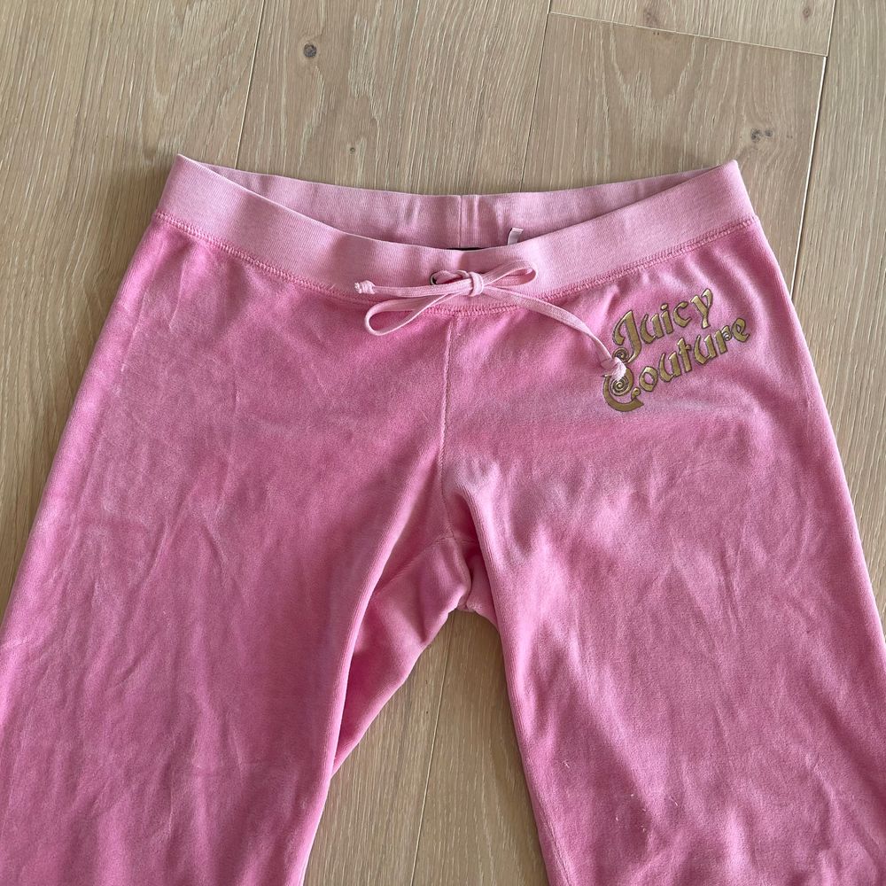 Juicy Couture tracksuit Byxor i storlek SđĂktađ innerbenslĂ€ngden Ă€r ca 90cm och byxorna Ă€r i flairemodellđ bara att skriva för fler mĂ„tt eller bilder. (SĂ€ljer Ă€ven matchande tröja i annan annons, men hĂ€r endast byxorna)đ dĂ„ mĂ„nga var intresserade blir det budgivning hĂ€r i kommentarernađ . Jeans & Byxor.