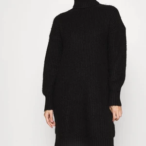 Stickat polo klänning  - Stickad polo klänning i färgen svart. Köpt från Zalando. Aldrig använd. Storlek S/M