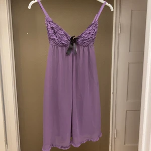 Lila Nattlinne - Gulligt lila nattlinne köpt på h&m för några år sedan, säljer då den är lite för liten för mig ✨ passar någon med A-B kupa<3