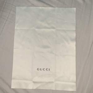 En liten Gucci glasögon handduk eller näsduk eller fin prydnad man kan knyta den snyggt runt sin väska💖 köpt för 299kr säljer för 50💖