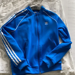 Blå Adidas kofta - Hur fin färg, men den kommer aldrig till användning så bättre att sälja den till någon annan. Köparen står för frakten. Den är som ny som sagt i storlek S😊✨