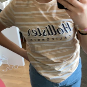 Hollister t-T-shirt  - Beige hollister t-shirt i storlek xs ( nypris pris 200kr ) fint skick💓