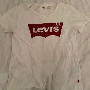 En vit T-shirt med det vanliga röda trycket ifrån Levis. Använt ett fåtal gånger. Köpare står för frakten (66kr och går att spåra eller att vi tillsammans bestämmer ett billigare pris för frakt)💕