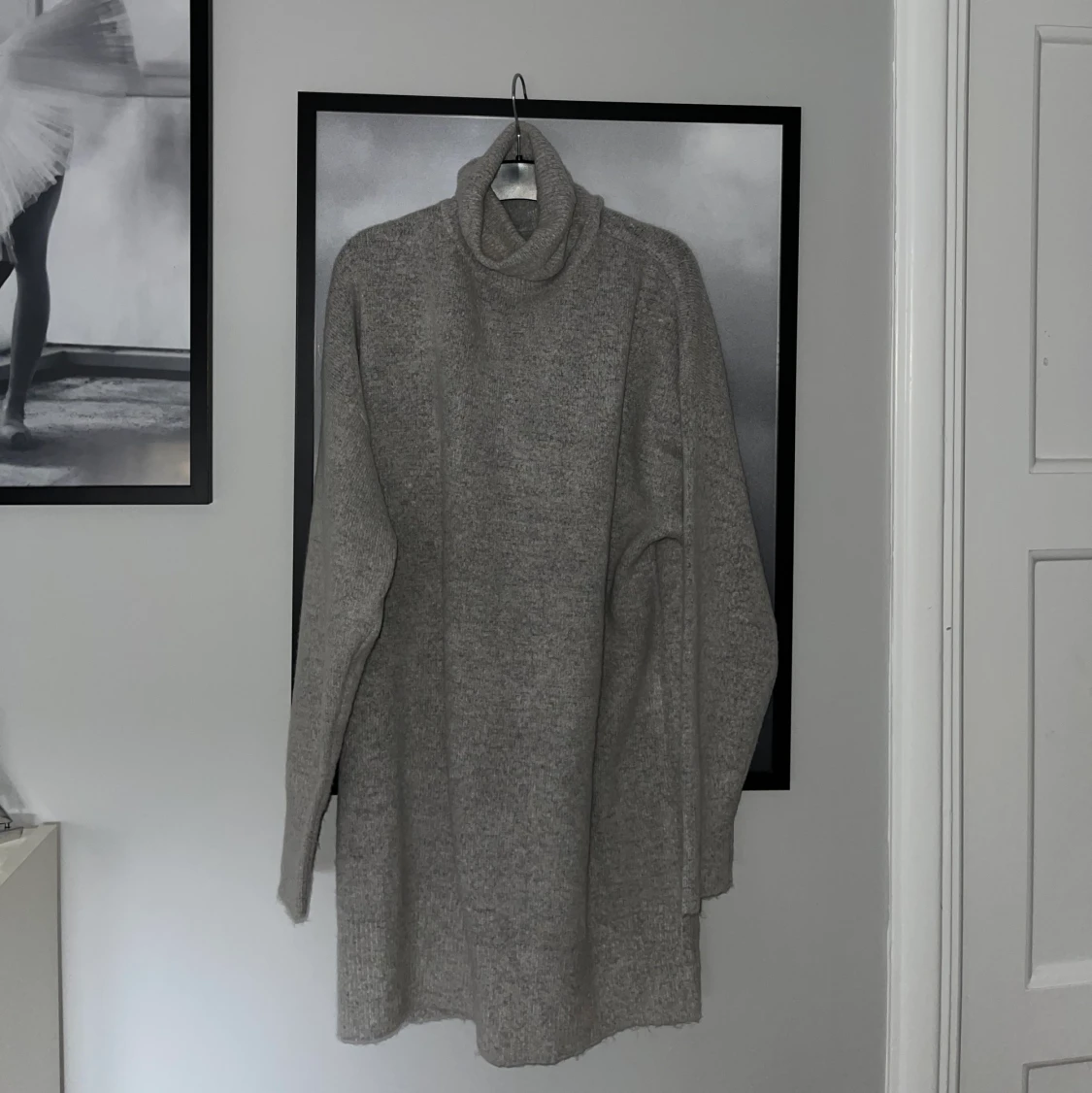 Stickad klänning med polokrage - 91