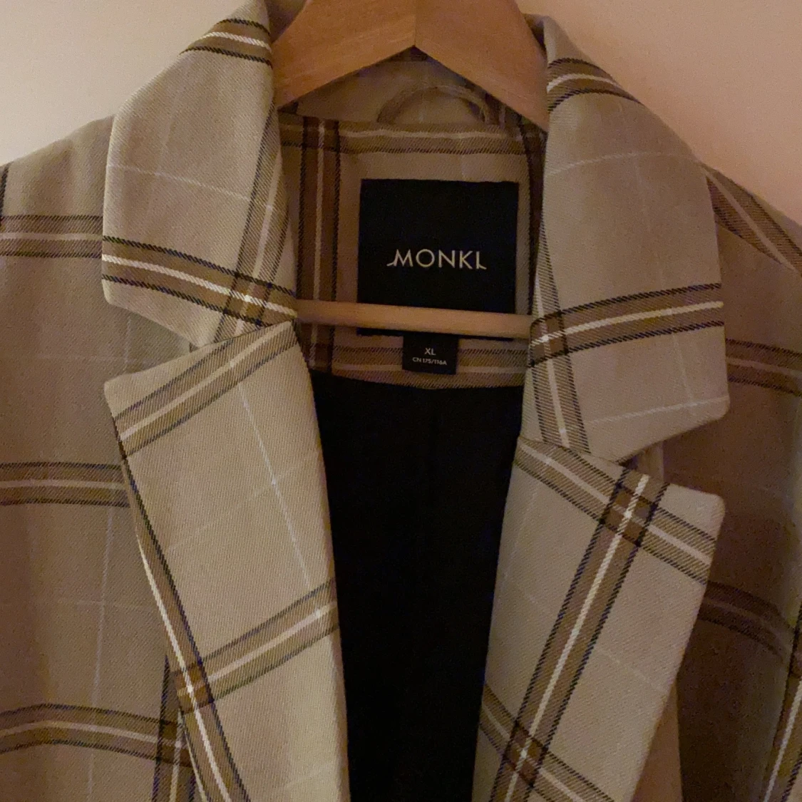 Rutig kappa till våren från Monki - 90