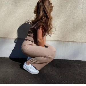 Beige kostymbyxor  - Beigea kostymbyxor från Gina, storlek 38