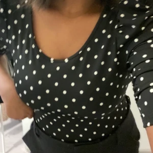 Body  - En fin prickig body från HM behöver ett nytt hem! Använd en gång och är i bra skick! 