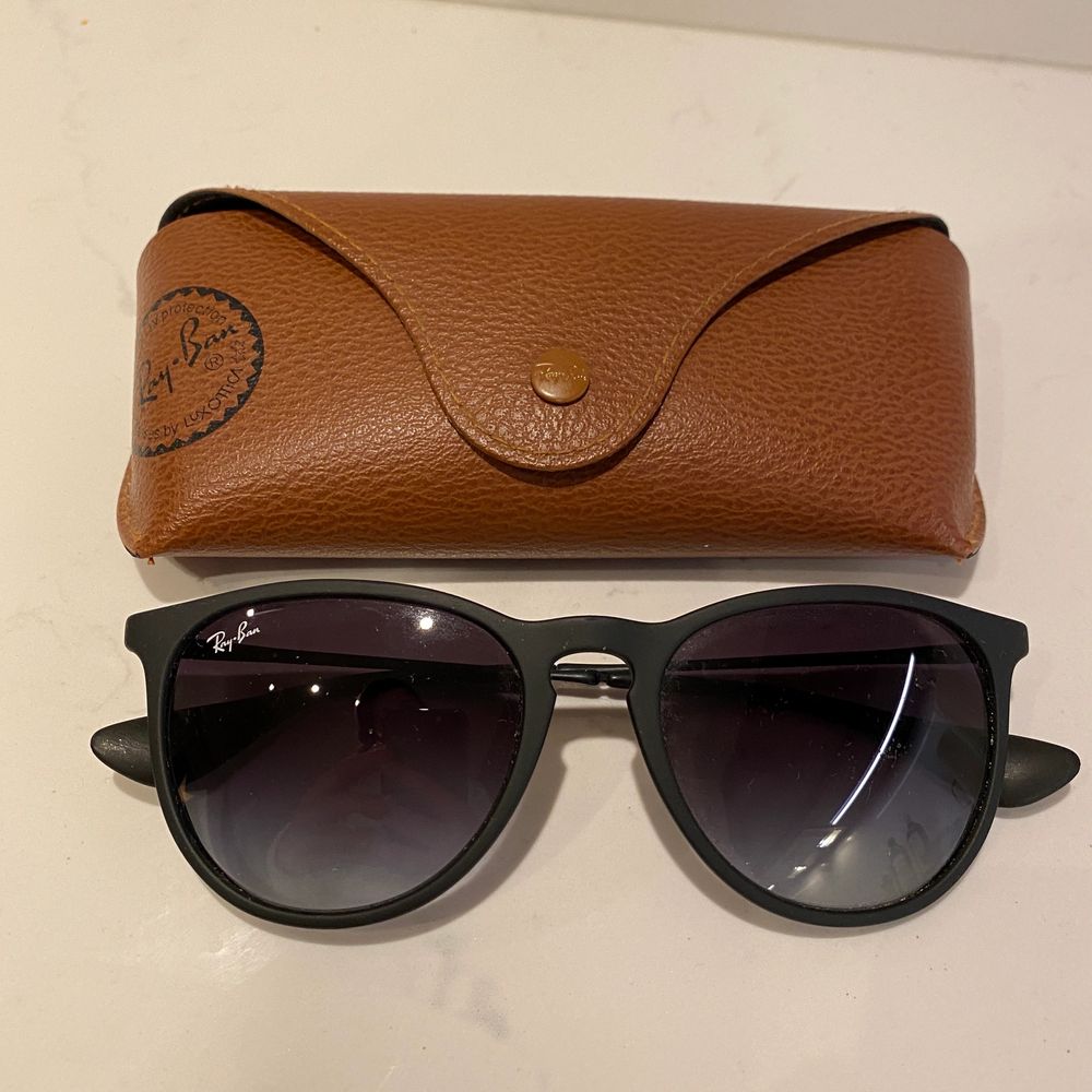 Säljer mina fina ray-ban solglasögon. Köpte dessa för ca två år sedan men har inte kommit till så mycket användning då jag har en del andra solglasögon. Skicket är inprincip som nya. Modellen på solglasögonen heter Erika. Dem är köpta för 1650kr på Ray-Bans Egan hemsida. Både glaset och bågarna är i färgen svart. Vid fler frågor är det bara att kontakta!:). Accessoarer.