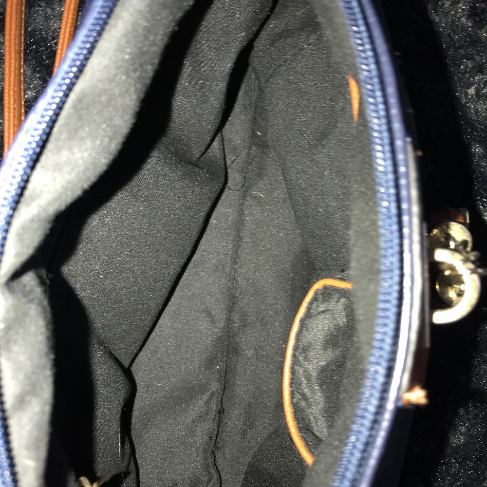 Mörkblå axelväska med bruna och guldiga detaljer. Köpt på en marknad i Spanien för ungefär 3 år sedan men inga tecken på användning. Avtagbar axelrem och ett litet fack på baksidan + fack inuti. Kommer inte riktigt ihåg priset men ungefär 200-300, säljer för 150. Släng iväg ett meddelande om du är intresserad!. Väskor.