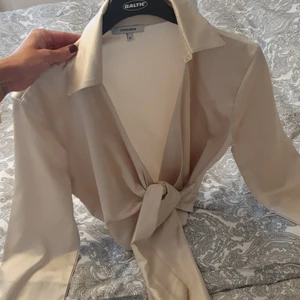 Sidentopp från CHIQUELLE - Strl M - Snygg topp från Chiquelle strl M.