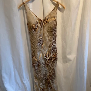 Långklänning - En halvlång klänning från humana! Tajtare fit upptill o perfekt på mig som är en S!